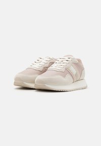 Zapatillas de color rosa claro con una combinación de ante y malla. Presenta cordones blancos, acentos a rayas y una suela texturizada. Diseño de punta redonda.