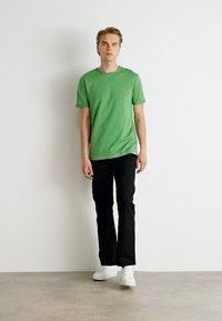 Les Deux NØRREGAARD SEASONAL - Paprasti marškinėliai - vintage green/orange
