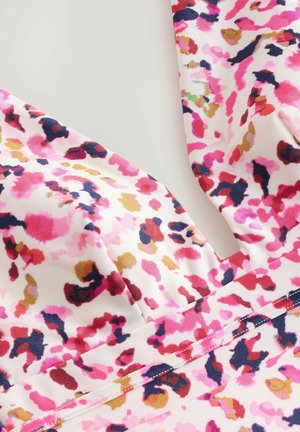 Mouwloze jurk met bloemenpatroon in tinten roze, paars en goud op een witte achtergrond; soepele stof en diepe V-hals.