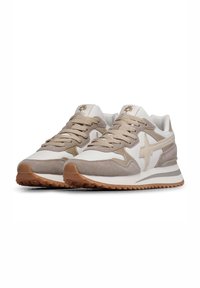 Sneaker beige e bianche realizzate in suede e mesh, con una parte superiore texturizzata, lacci spessi e suola in gomma con battistrada.