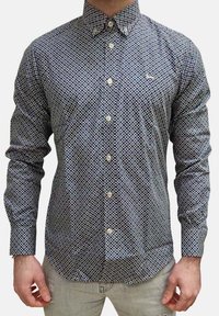 Camicia con colletto button-down, in un motivo geometrico blu navy e bianco, maniche lunghe e un piccolo logo sul petto. Collo classico e bottoni.