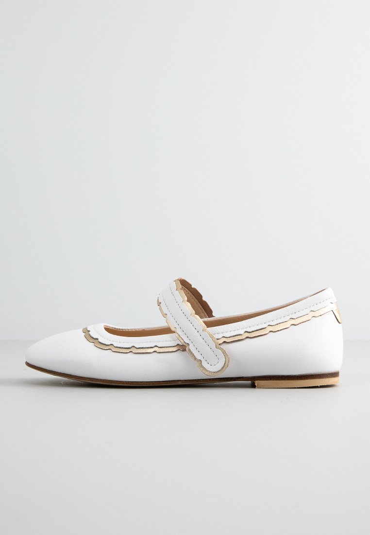 Scarpe bianche basse con bordi ondulati, dotate di una cintura in pelle texturizzata e sottili accenti dorati. Design a profilo basso con punta arrotondata.