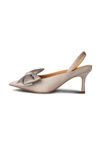 Scarpa slingback beige con punta affusolata, finitura in satin e grande dettaglio a fiocco. Presenta un tacco moderato e una superficie liscia.