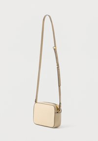 Μπεζ τσαντάκι χιαστί με υφή από δέρμα, ορθογώνιο σχήμα, ρυθμιζόμενο λουράκι και διακοσμητικά στοιχεία σε χρυσούς τόνους.
