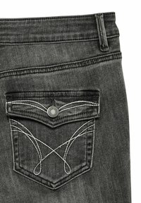 Jeans de denim gris con un bolsillo trasero con costuras blancas y un botón plateado. Tejido texturizado con una apariencia desvaída.