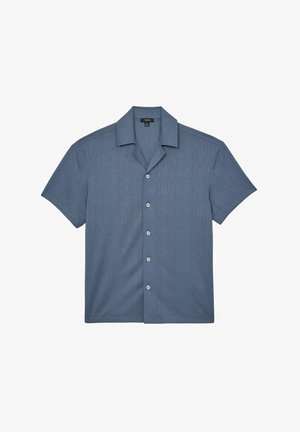 Košele s krátkymi rukávmi v tlmenom modrom odtieni, vyrobená z ľahkého materiálu s vertikálnou prúžkovou textúrou, zapínaním na gombíky a s špicatým golierom.