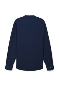 Camicia a maniche lunghe di colore blu navy con taglio dritto, polsini con bottoni e texture liscia; la vista posteriore mostra un design minimale e senza dettagli.