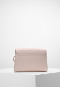Borsa a mano rosa pallido con finitura texture, forma rettangolare e chiusura a patta. Presenta dettagli di cucitura sottili e nessun hardware visibile.