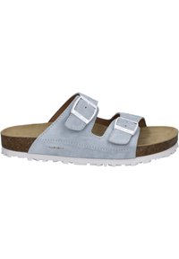 Lichtblauwe suède sandaal met twee verstelbare banden, zilveren gespen, kurken binnenzool en witte rubberen zool met getextureerde grip.