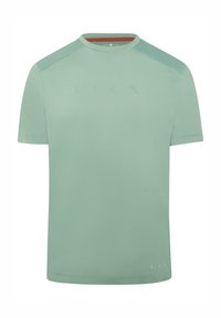 Gai zaļš īsās piedurknes krekls ar apaļu kakla izgriezumu, kuram ir kontrastējoši tirkīza plecu paneļi un smalks zīmols priekšpusē un apakšmalā.