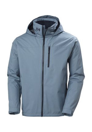 Chaqueta impermeable azul claro con capucha, cremallera frontal, bolsillo con cremallera en el pecho y puños ajustables, diseñada para uso al aire libre.