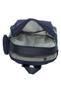 Zaino in nylon blu navy con apertura con zip, dotato di un ampio interno a motivo e una tasca laterale con zip per riporre oggetti.