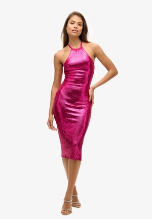 Fuchsie Pailletten-Midi-Kleid mit Halterneck, taillierter Silhouette und texturiertem Schimmer; getragen mit beigen Riemchen-Heels.