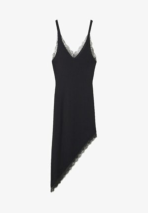 Czarna sukienka bez rękawów z dekoltem w serek, zdobiona koronką wzdłuż linii szyi i asymetrycznym dołem, na białym tle.