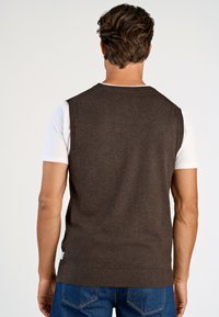 Brauner Strickpullover mit Rundhalsausschnitt, getragen über einem weißen kurzärmeligen Hemd. Verfügt über einen gerippten Saum und eine glatte Textur.