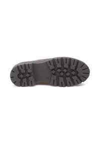 Semelle de chaussure marron foncé avec des crampons profonds et robustes, ainsi que des grips en forme de diamant, conçue pour une traction et une durabilité en extérieur.