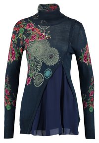 Marineblauer Pullover mit langen Ärmeln und Rollkragen, verziert mit bunter Blumenstickerei, Strukturen und Knopfdetails, darüber eine dunkelblaue Stofflage.