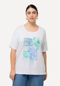 Camiseta blanca de manga corta con estampado gráfico azul que presenta varias formas y patrones, hecha de material suave y con un corte relajado.