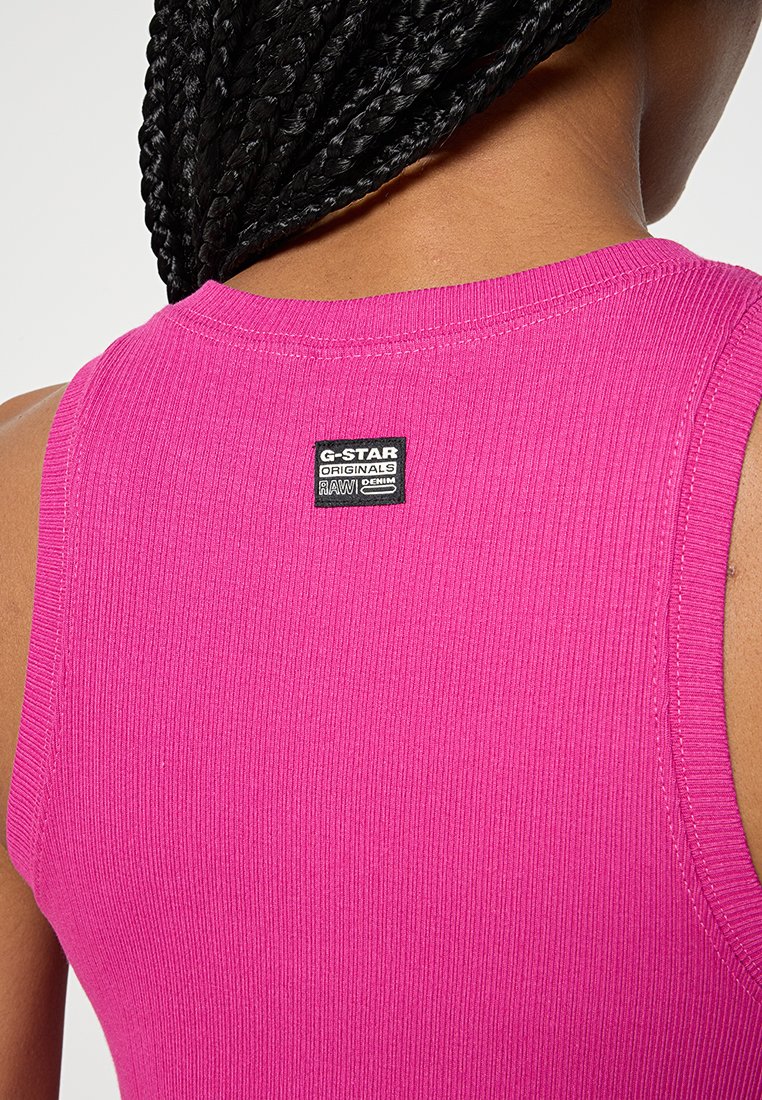 Top aderente senza maniche in tessuto a coste di un intenso colore rosa. Presenta un'etichetta G-Star sul collo sul retro. Texture liscia, design con collo rotondo.