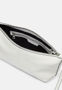 Sac en cuir blanc au fini texturé, fermeture éclair, et doublure noire. Dispose d'une poche intérieure zippée et d'un design élégant.