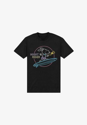 Czarna koszulka z neonowym wzorem Snoopy'ego surfującego na niebieskiej desce surfingowej, w fioletowych szortach, z Woodstockiem latającym w pobliżu oraz napisem "Night Rider".