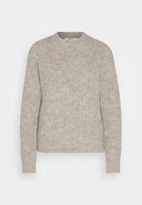 Beżowy sweter dziany z okrągłym dekoltem, ściągaczami u rękawów i teksturowanym materiałem, charakteryzujący się luźnym krojem i subtelnymi odcieniami kolorystycznymi.