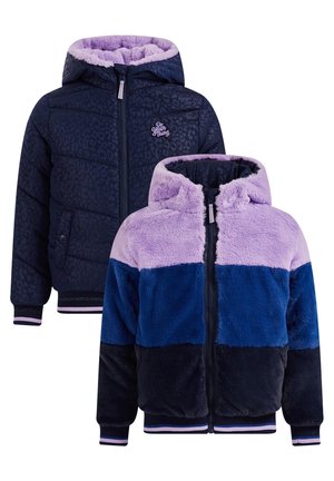 Deux vestes à capuche pour enfants : une bleu marine avec un imprimé léopard discret et le texte "Do Your Thing", l'autre moelleuse avec des blocs de couleur violet, bleu et noir.