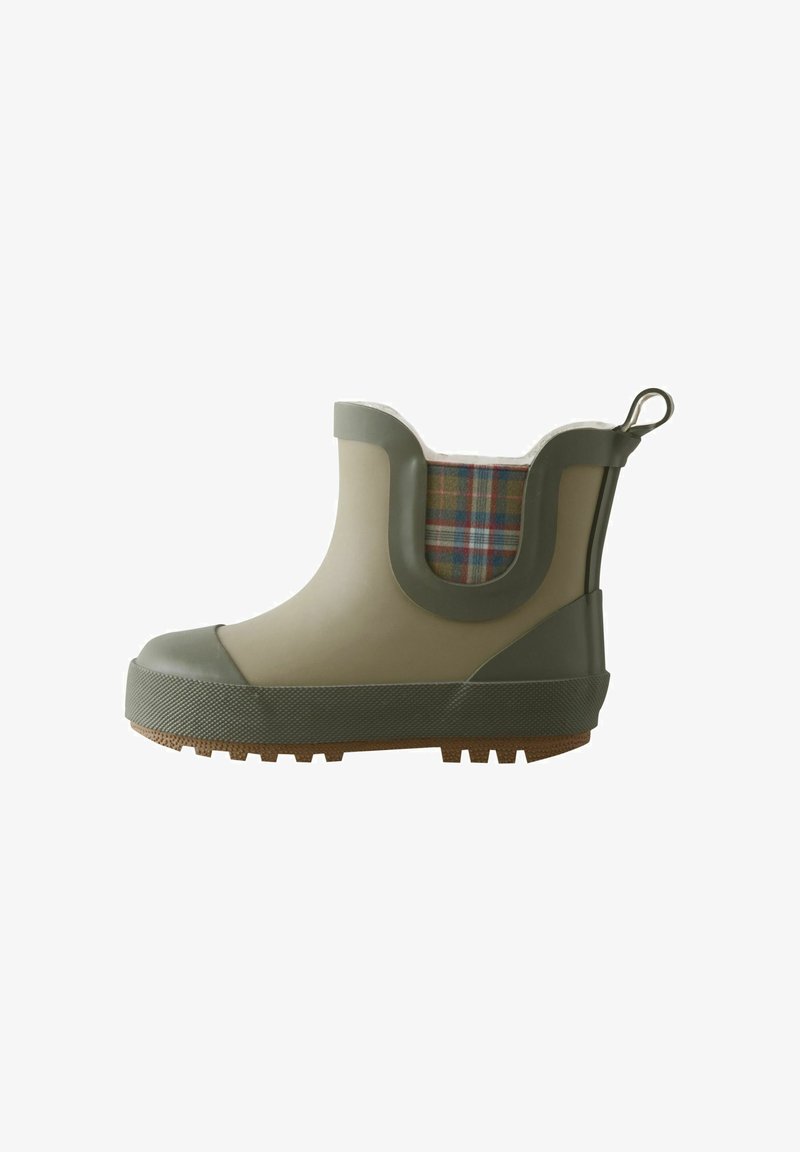 Botte de pluie en caoutchouc vert olive avec un accent en tissu à carreaux sur le côté. Dispose d'une semelle texturée et d'une languette de traction pour un port facile.