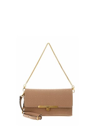 Clutch in pelle beige strutturata con tracolla a catena dorata, chiusura dorata e tracolla aggiuntiva in pelle regolabile.