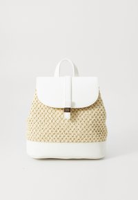 Vävd halmryggsäck med en vit läderflik, utrustad med knäppning och justerbara remmar. Texturerad kropp med en slät botten.