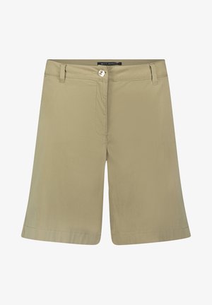 Shorts beige mi-longueur avec passants de ceinture, fermeture à bouton sur le devant, et coutures discrètes, adaptés pour une tenue décontractée.