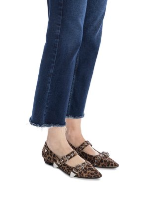 Bailarinas con estampado de leopardo, con punteras puntiagudas, detalles metálicos y correas en los tobillos. La tela parece suave con un ligero brillo. Tacones bajos y cuadrados.