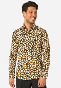 Camicia con stampa leopardata con macchie nere e arancioni su sfondo beige; maniche lunghe, chiusura frontale con bottoni e colletto standard. Materiale in cotone.