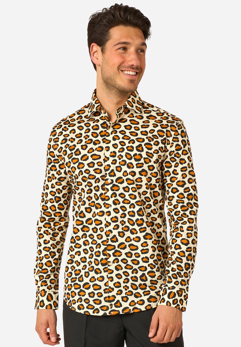 Camicia con stampa leopardata con macchie nere e arancioni su sfondo beige; maniche lunghe, chiusura frontale con bottoni e colletto standard. Materiale in cotone.