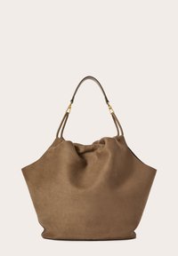 Borsa tote in suede marrone con una forma morbida, due manici corti e dettagli in oro nei punti di attacco. Design minimalista.