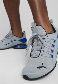 Puma AXELION REFRESH - Tenisice za cestovno trčanje - cool mid gray ultra blue black