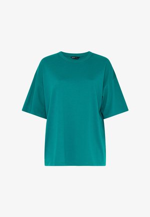 Camiseta de manga corta extragrande de cuello redondo en color azul verdoso, con hombros caídos, hecha de tela suave.