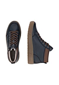 Baskets montantes en cuir bleu foncé avec des accents marron. Présentent des œillets en métal, un laçage à l'avant et une semelle en caoutchouc texturé. Détail de fermeture éclair sur le côté.