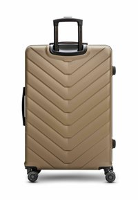 Harde koffer in een licht gouden kleur, met een chevron-textuur, een uitschuifbare handgreep, twee wielen en een zijhandgreep.