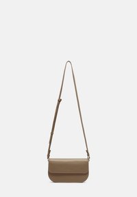 Tasche aus braunem Leder im Querformat, mit verstellbarem Tragegurt und einem Klappenverschluss. Verfügt über dezente Markenkennzeichnung und eine glatte Textur.
