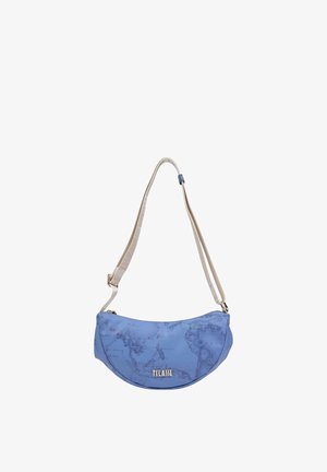 Blå halvmåneformet crossbody taske med verdenskorttryk, justerbar beige rem og guld "Alviero Martini 1A Classe" logo.