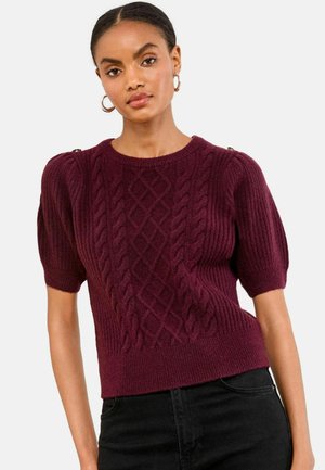 Burgunderfarbener Strickpullover mit strukturiertem Zopfmuster, kurzen Puffärmeln und Knöpfen an den Schultern. Figurbetonte Silhouette.