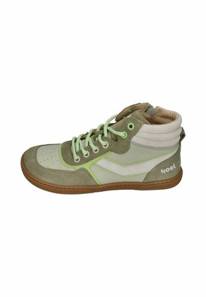 High-Top-Sneaker in Beige und Hellgrün mit Wildleder- und Lederpaneelen, grünen Schnürsenkeln, gepolstertem Knöchelkragen und brauner Gummisohle.
