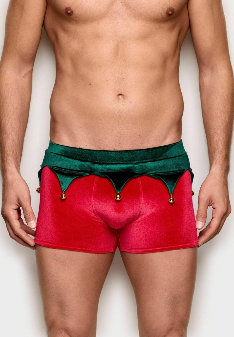 Røde velvet-shorts med en grøn velvet-linning. Linningen har spidse kanter og gyldne klokker. Glat tekstur, tætsiddende design.