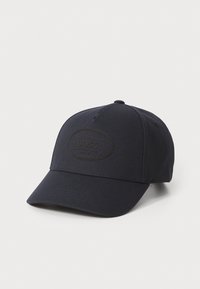 Marineblå baseballkasket lavet af stof, med et tekstureret cirkulært patch med ordet "BOSS" i sort, buet skygge og syede detaljer.