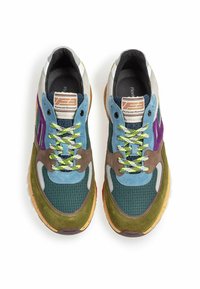 Sneakers multicolori che presentano un mix di materiali tra cui suede e rete. Accenti blu, verdi, marroni e viola prominenti. Suola in gomma.