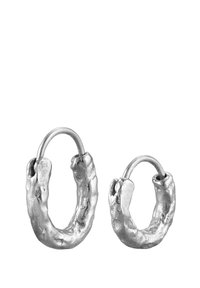Silverfärgade hoopsörhängen med en texturerad, oregelbunden design. Det ena örhänget är större, båda har en polerad yta och säker stängningsdetalj.