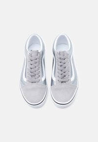 Γκρι sneakers από σουέντ και ύφασμα με λευκές λεπτομέρειες, στρογγυλερή μύτη, δέσιμο με κορδόνια και αντιθέτου χρώματος λαστιχένια σόλα.