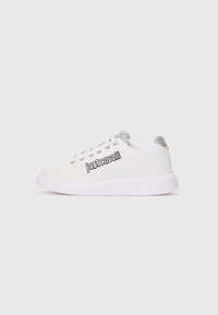 Weiße Sneaker mit glatter Textur, ausgestattet mit einer silberfarbenen Akzent-Hacke und dem "justcavalli"-Logo an der Seite. Abgerundete Zehenform und dicke Sohle.