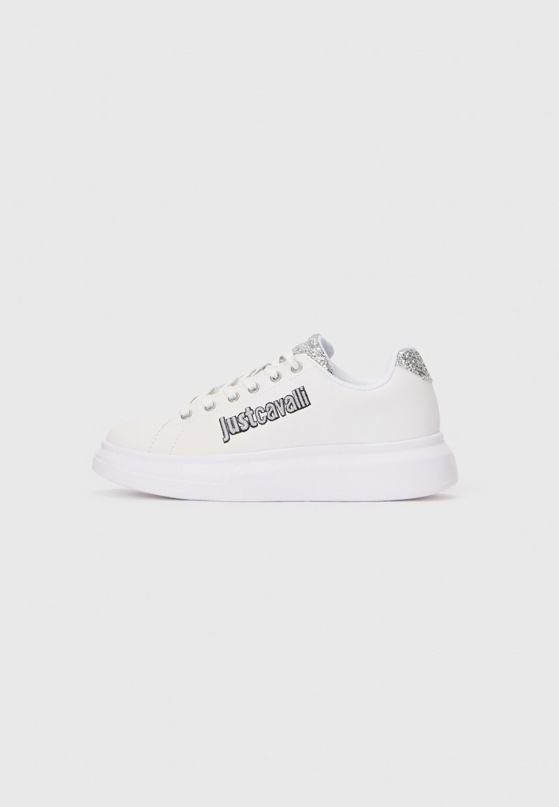 Weiße Sneaker mit glatter Textur, ausgestattet mit einer silberfarbenen Akzent-Hacke und dem "justcavalli"-Logo an der Seite. Abgerundete Zehenform und dicke Sohle.